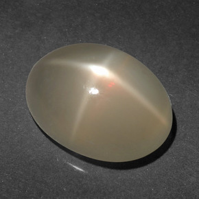 6.65カラットの天然クリームスタームーンストーン（14.1×10.1 mm・オーバルカット）