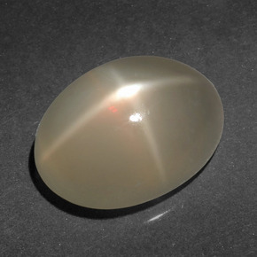 6.65カラットの天然クリームスタームーンストーン（14.1×10.1 mm・オーバルカット）
