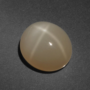 4.80カラットの天然ミディアムダークオレンジスタームーンストーン（11×9.7 mm・オーバルカット）