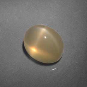 3.25カラットの天然クリームスタームーンストーン（9.1×7.1 mm・オーバルカット）