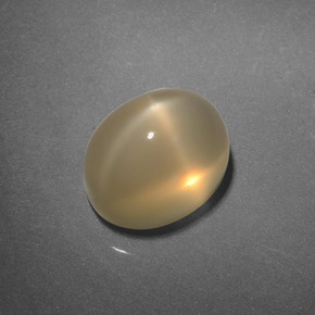 3.25カラットの天然クリームスタームーンストーン（9.1×7.1 mm・オーバルカット）