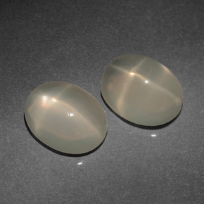 カラットの天然クリームスタームーンストーン（9.1×7.1 mm・オーバルカット）