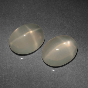 カラットの天然クリームスタームーンストーン（9.1×7.1 mm・オーバルカット）