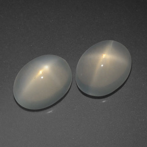 カラットの天然クリームスタームーンストーン（9.1×7.2 mm・オーバルカット）