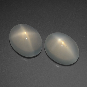 カラットの天然クリームスタームーンストーン（9.1×7.2 mm・オーバルカット）