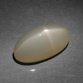 8.52カラットの天然薄いウォームブラウンスタームーンストーン、オーバルカット、半透明