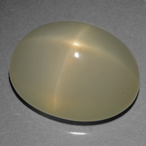 23.15カラットの天然クリームスタームーンストーン（20.2×15.2 mm・オーバルカット）