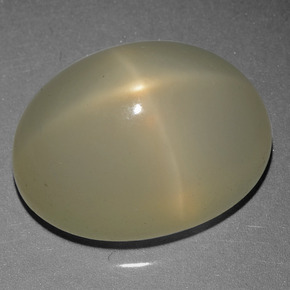 23.15カラットの天然クリームスタームーンストーン（20.2×15.2 mm・オーバルカット）