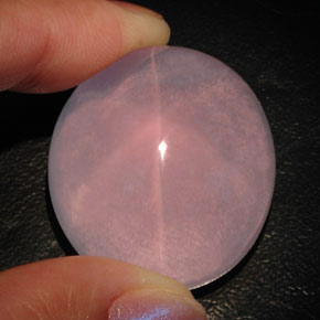 101.45カラットの天然ピンクスターローズクォーツ（29.4×26.6 mm・透明）