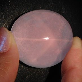 101.45カラットの天然ピンクスターローズクォーツ（29.4×26.6 mm・透明）