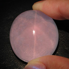 101.45カラットの天然ピンクスターローズクォーツ（29.4×26.6 mm・透明）