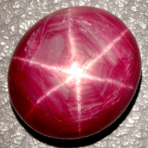 27.00カラットの天然紫がかった赤スタールビー（17.8×16.1 mm・オーバルカット）