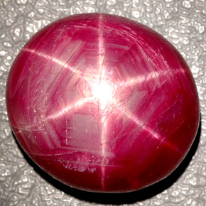 27.00カラットの天然紫がかった赤スタールビー（17.8×16.1 mm・オーバルカット）