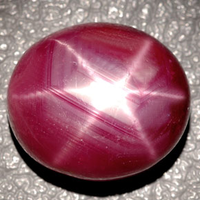 24.37カラットの天然紫がかった赤スタールビー（16×14 mm・オーバルカット）