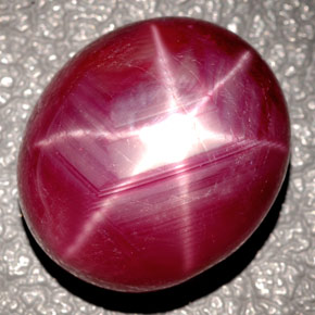 24.37カラットの天然紫がかった赤スタールビー（16×14 mm・オーバルカット）