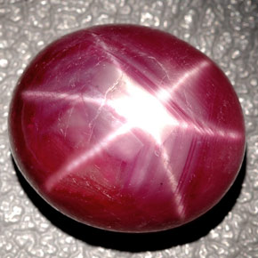 24.37カラットの天然紫がかった赤スタールビー（16×14 mm・オーバルカット）