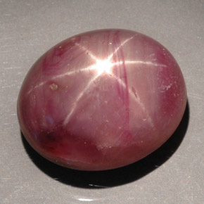 36.27カラットの天然紫がかった赤スタールビー（18.7×15.8 mm・オーバルカット）