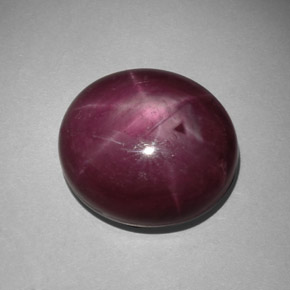 32.36カラットの天然紫がかった赤スタールビー（18.1×16 mm・オーバルカット）