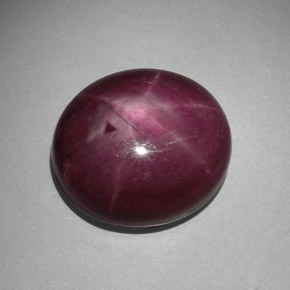 32.36カラットの天然紫がかった赤スタールビー（18.1×16 mm・オーバルカット）