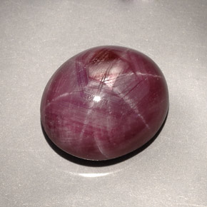 27.30カラットの天然紫がかった赤スタールビー（18×15.2 mm・オーバルカット）