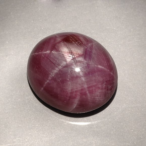 27.30カラットの天然紫がかった赤スタールビー（18×15.2 mm・オーバルカット）