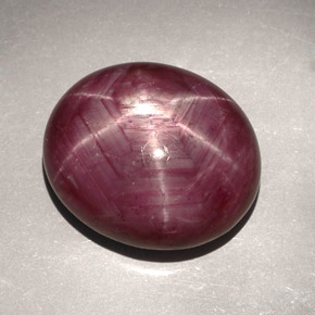 31.39カラットの天然紫がかった赤スタールビー（19.6×16.6 mm・オーバルカット）