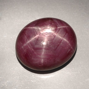 31.39カラットの天然紫がかった赤スタールビー（19.6×16.6 mm・オーバルカット）