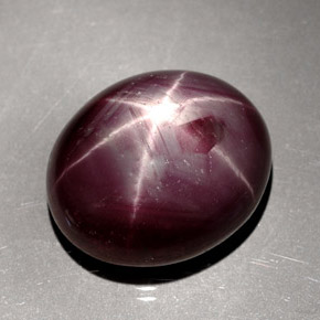 24.48カラットの天然紫がかった赤スタールビー（18×15.1 mm・オーバルカット）