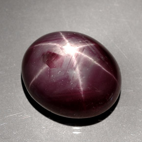 24.48カラットの天然紫がかった赤スタールビー（18×15.1 mm・オーバルカット）