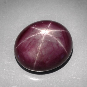 30.60カラットの天然紫がかった赤スタールビー（18×15.4 mm・オーバルカット）