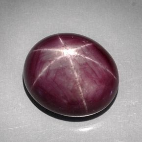 30.60カラットの天然紫がかった赤スタールビー（18×15.4 mm・オーバルカット）