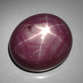50.61カラットの天然紫がかった赤スタールビー（20.3×17.6 mm・オーバルカット）