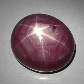 50.61カラットの天然紫がかった赤スタールビー（20.3×17.6 mm・オーバルカット）