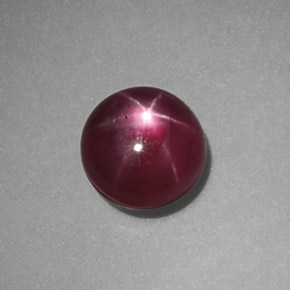 1.22カラットの天然紫がかった赤スタールビー（5.44 mm・ラウンドカット）