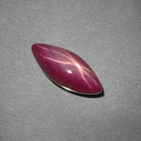 2.37カラットの天然紫がかった赤スタールビー（11.6×4.8 mm・マーキス）