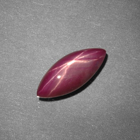 2.37カラットの天然紫がかった赤スタールビー（11.6×4.8 mm・マーキス）