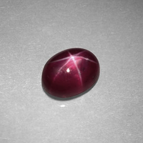 0.89カラットの天然紫がかった赤スタールビー（5.9×4.6 mm・オーバルカット）