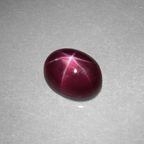 0.89カラットの天然紫がかった赤スタールビー（5.9×4.6 mm・オーバルカット）