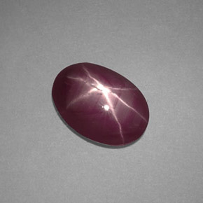 1.80カラットの天然紫がかった赤スタールビー（8.5×6 mm・オーバルカット）