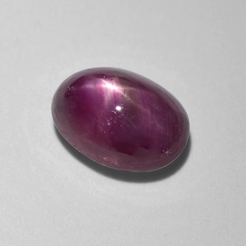 0.83カラットの天然ピンクがかった赤スタールビー（5.9×4.3 mm・オーバルカット）