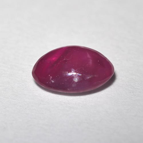0.64カラットの天然ピンクがかった赤スタールビー（5.7×4.6 mm・オーバルカット）