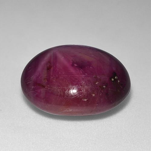 13.24カラットの天然ダークレッドスタールビー（14.4×12.4 mm・オーバルカット）