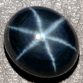 12.43カラットの天然ブルースターサファイア（12.8×11.1 mm・オーバルカット）