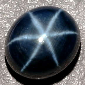 12.43カラットの天然ブルースターサファイア（12.8×11.1 mm・オーバルカット）