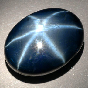 81.27カラットの天然ブルースターサファイア（26.7×19.8 mm・オーバルカット）