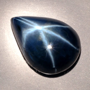 9.60カラットの天然ブルースターサファイア（15.5×11 mm・洋梨の形）