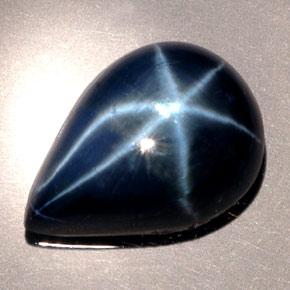 9.60カラットの天然ブルースターサファイア（15.5×11 mm・洋梨の形）