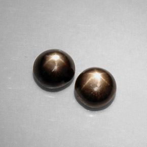 カラットの天然黒スターサファイア（5.08 mm・ラウンドカット）
