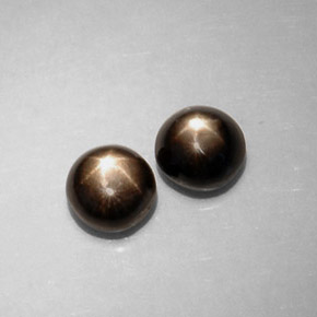 カラットの天然黒スターサファイア（5.08 mm・ラウンドカット）