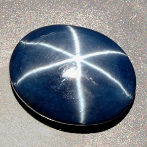 27.48カラットの天然ブルースターサファイア（19.4×15.4 mm・オーバルカット）